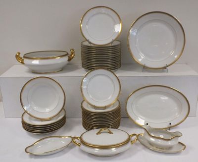 un grand nombre d'assiettes et de bols posés sur une table