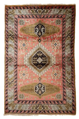 un tapis rose et noir orné d'un motif en losanges