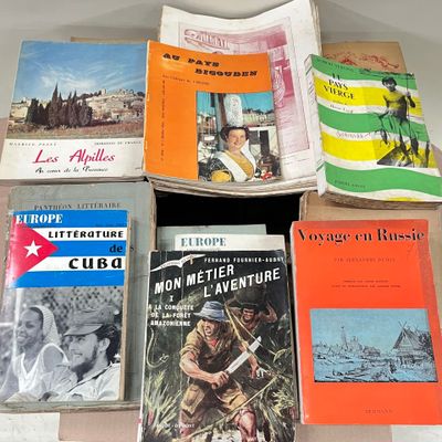 plusieurs livres sont empilés sur une table
