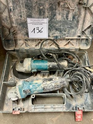 une boîte contenant des outils, posée sur le sol