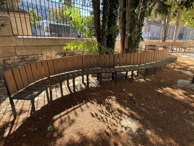un banc en bois situé près d'une clôture