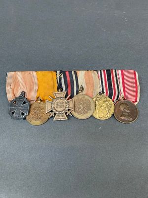 un assortiment de médailles comprenant une médaille, une croix et une médaille
