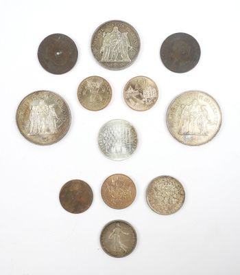 un grand nombre de pièces qui se trouvent sur une surface blanche