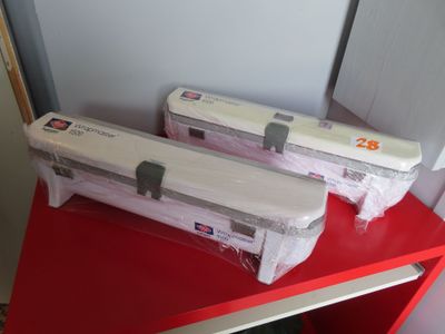 deux paquets de papier toilette posés sur une étagère rouge