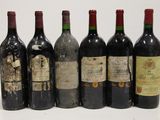 six bouteilles de vin sont alignées sur une table
