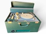 une valise verte contenant un tourne-disque