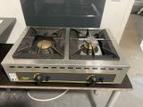 une cuisinière à gaz équipée de deux brûleurs
