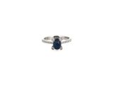 gros plan d'une bague en diamant et saphir sur fond blanc