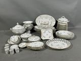 un assortiment de plats et d'assiettes en porcelaine posés sur une table