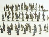 tout un tas de figurines posées sur une étagère