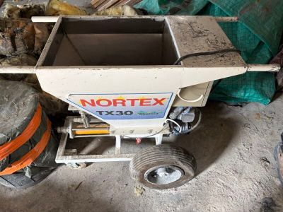 une petite machine qui se trouve dans le garage