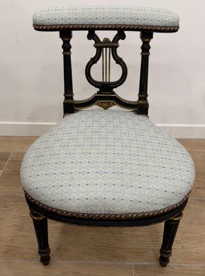 une chaise posée sur un parquet