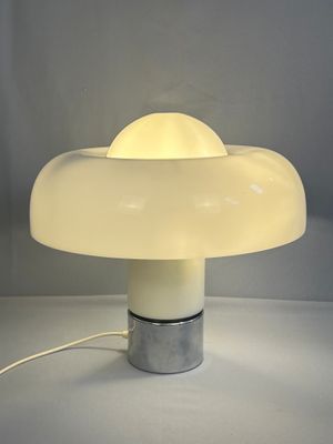 l'image d'une lampe posée sur une table