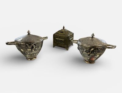 Paire de pots couvert en métal argenté à décor de fleurs, lé…