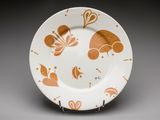 une assiette orange et blanche ornée d'un motif