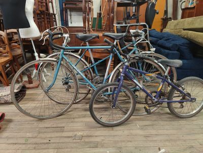 deux vélos garés l'un à côté de l'autre dans une pièce