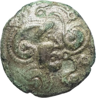 une pièce de monnaie ancienne sur laquelle figure le portrait d'un homme