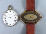 deux montres assises l'une à côté de l'autre sur une table