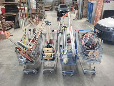 de nombreux chariots remplis d'outils dans un entrepôt