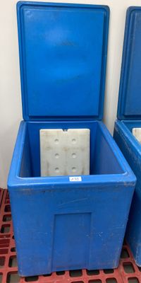 deux bacs en plastique bleus posés sur une palette