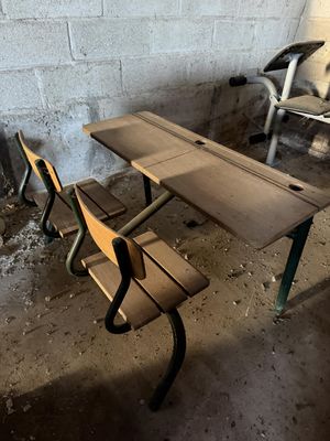 un bureau en bois et deux chaises dans une pièce