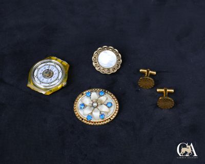 trois bijoux sont posés sur une surface noire