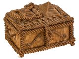 une boîte en osier avec un couvercle en paille