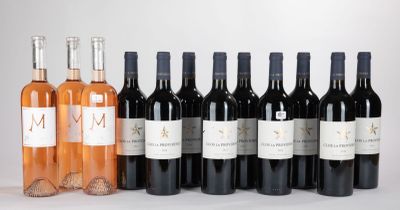 six bouteilles de vin sont alignées sur une table