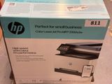 Le carton de l'imprimante est ouvert et prêt à être expédié.