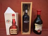 trois bouteilles de vin et un coffret de spiritueux sont posés sur une table