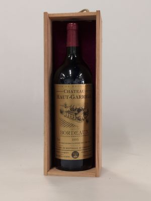 an image of a bottle of red wine in a wooden box