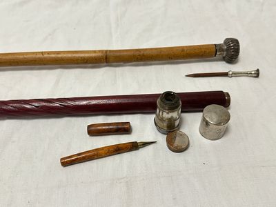 un grand nombre d'outils posés sur une table