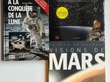 deux livres posés sur une surface blanche sur laquelle est collé un autocollant jaune