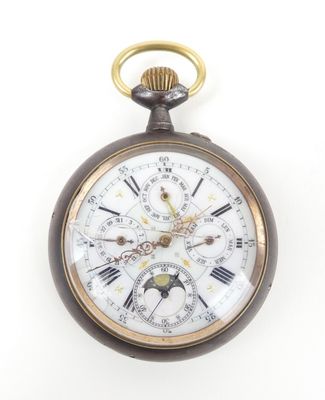 une image d'une montre de poche en gros plan sur fond blanc