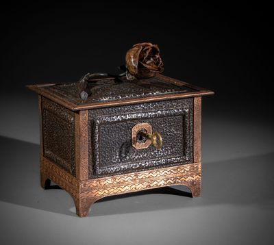 une vieille boîte en bois sur laquelle est posée une rose