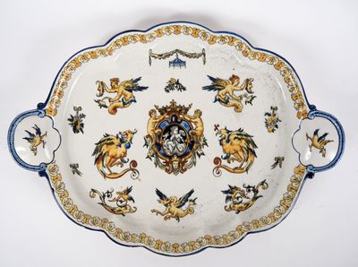 un grand plat orné d'un motif représentant des lions