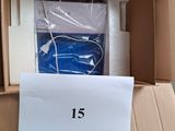 une boîte en carton contenant un certain nombre d'objets