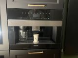 une photo d'une cafetière encastrée dans le mur