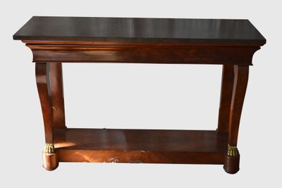 une image représentant une table en bois avec un plateau noir sur fond blanc