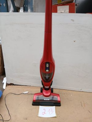 un aspirateur rouge posé par terre