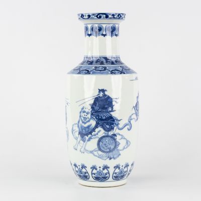 Vase Rouleau chinois bleu et blanc, Guerriers chevauchant un…