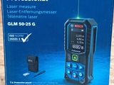La boîte du scanner laser Bosch Professional se trouve sur la table.