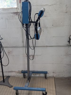 une machine bleue qui se trouve dans une pièce