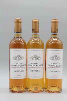 trois bouteilles de vin posées l'une à côté de l'autre sur une table
