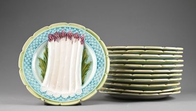 une pile d'assiettes ornées d'une image de fleur