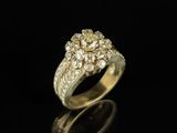 gros plan d'une bague en or avec des diamants sur une surface noire
