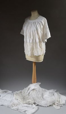 Suite de six surplis d'enfant de choeur en coton blanc, le b…