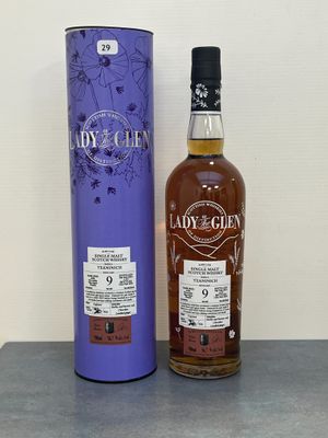 une bouteille de whisky « Lady of Glen » à côté d'une boîte violette