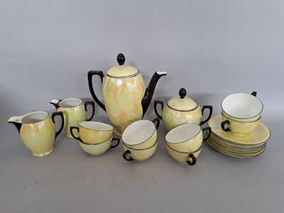 de nombreux types de cafetières et de tasses sur la table