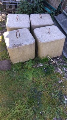 TVA RECUPERABLE SUR CE LOT Quatre plots en béton pour arrima…